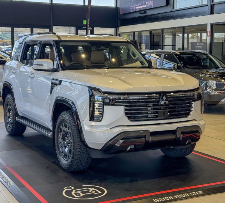 Mitsubishi Pajero chính thức trở lại: SUV cao cấp mới thách thức Land Cruiser và Patrol
