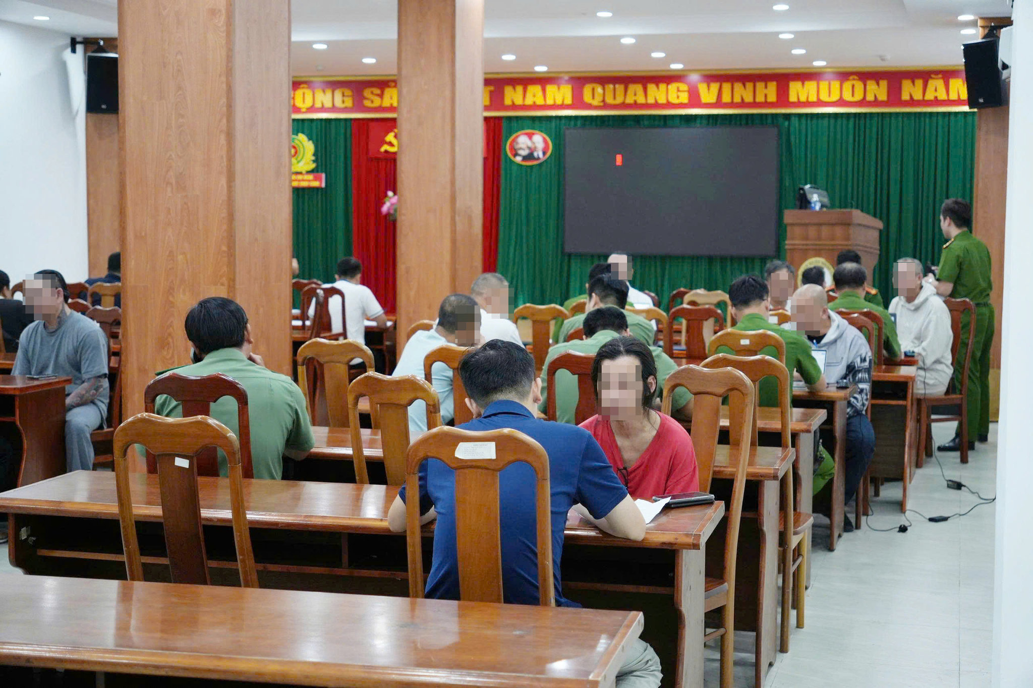 Hơn 150 công dân Việt Nam bị Mỹ trục xuất: thử thách tái hòa nhập và trách nhiệm chính sách