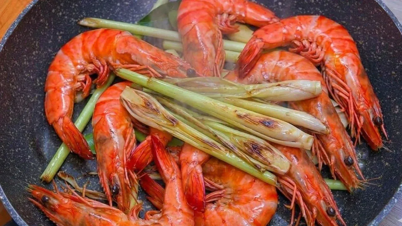 Luộc tôm, mực và hải sản không tanh, ngọt lừ