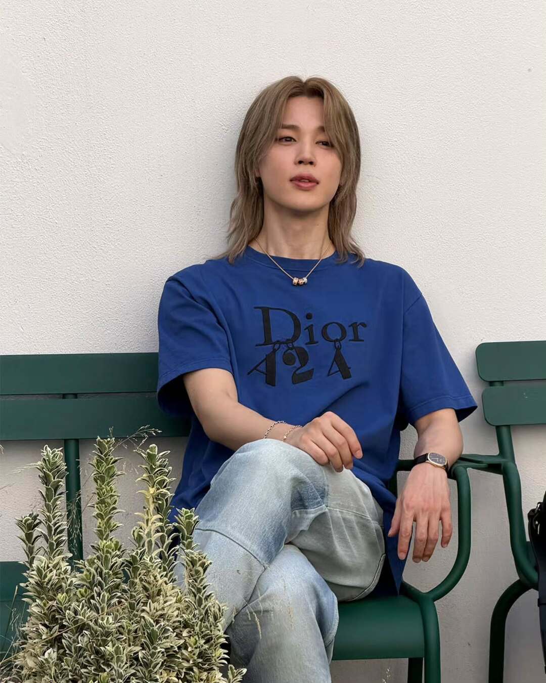 Áo phông Dior A24: từ graphic tee đến biểu tượng thời trang celebrity