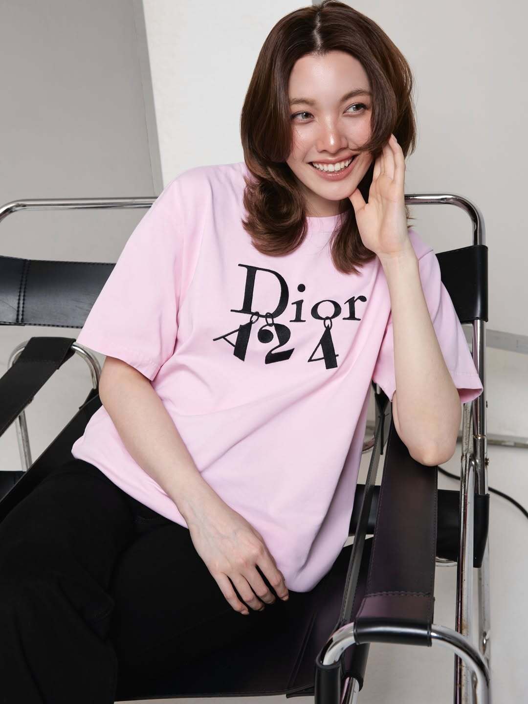 Áo phông Dior A24: từ graphic tee đến biểu tượng thời trang celebrity