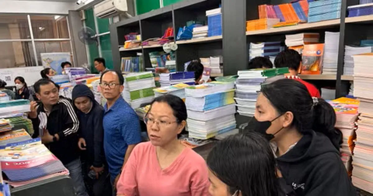 Nghịch lý cung ứng sách giáo khoa: Thừa trên giấy, thiếu ngoài thị trường