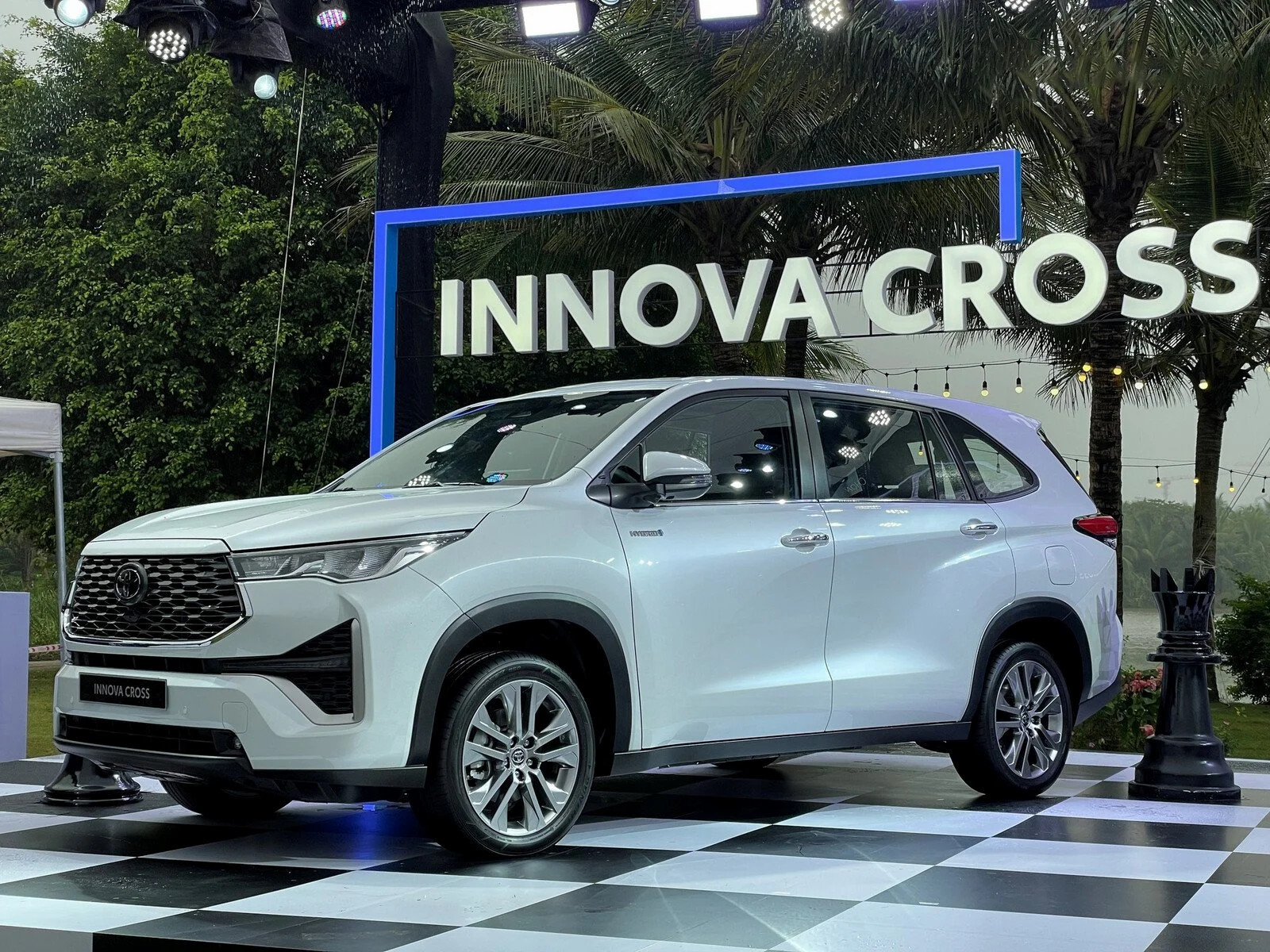 Xe hybrid giảm giá mạnh tháng 9: nên chốt Toyota, Honda hay chờ?