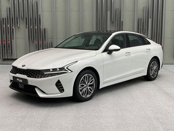 KIA K5 giá từ 769 triệu: đối trọng thực sự của Toyota Camry?