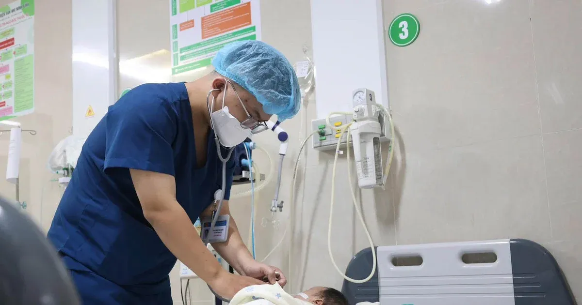 Bé sơ sinh uống nhầm axit: nhận diện, cấp cứu và phòng ngừa