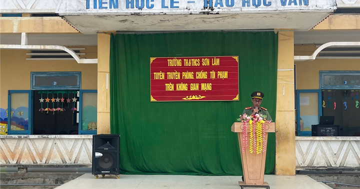 Cảnh sát đồng loạt vào trường học dạy kỹ năng an toàn mạng