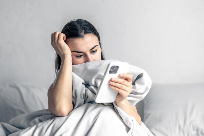 Thức dậy không cầm điện thoại: Cách khởi động ngày mới để ngủ đêm ngon hơn