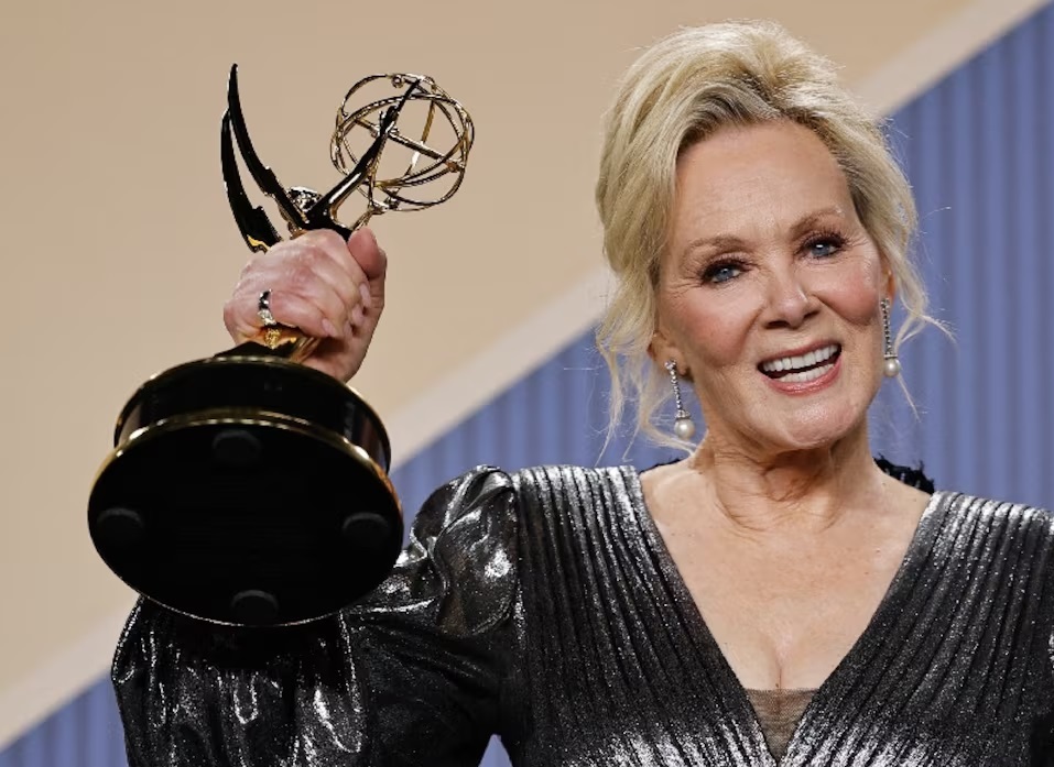 Jean Smart làm nên lịch sử Emmy với chuỗi 5 chiến thắng nhờ "Hacks"