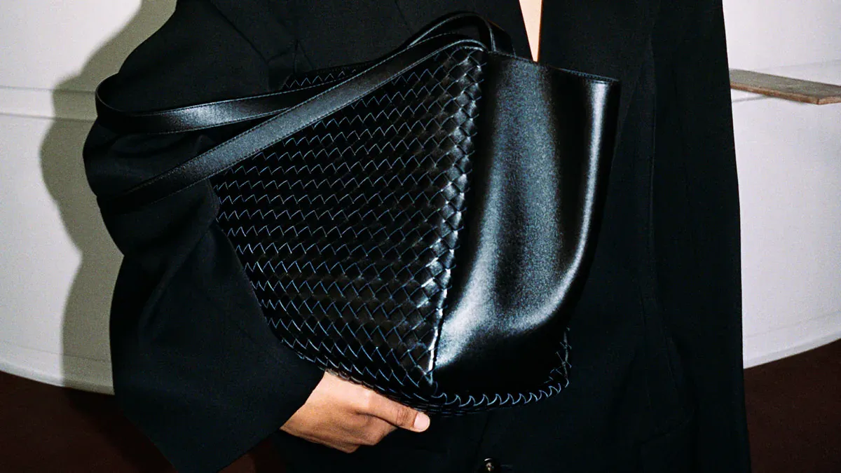 Coach Turnlock và Bottega Veneta Corso: Di sản trong kỷ nguyên luxury tối giản
