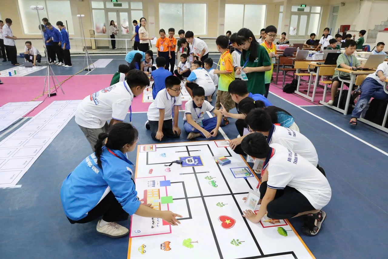 Gần 1.000 học sinh tranh tài tại vòng khu vực cuộc thi Sáng tạo Robotics toàn quốc