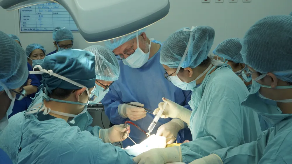 Cấy điện cực thính giác thân não: cơ hội nghe mới cho trẻ điếc bẩm sinh nặng