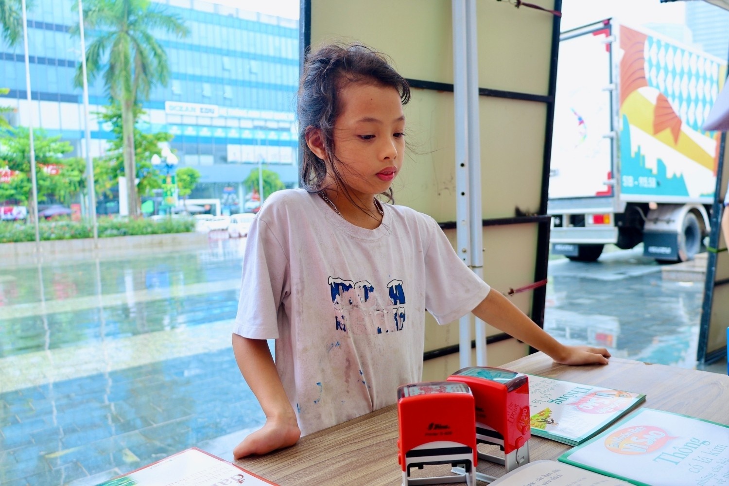 Chương trình phát sách miễn phí: Cơ hội vàng cho phụ huynh vùng khó