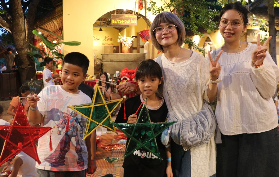 Trung Thu Xưa: Khi thủ công truyền thống nối lại sợi dây gia đình