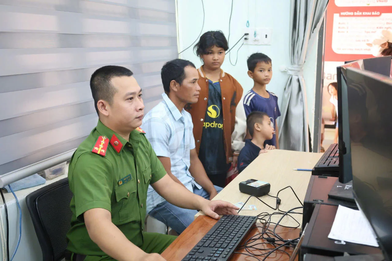 Phong trào bình dân học vụ số: từ chiếc điện thoại đến quyền tự chủ