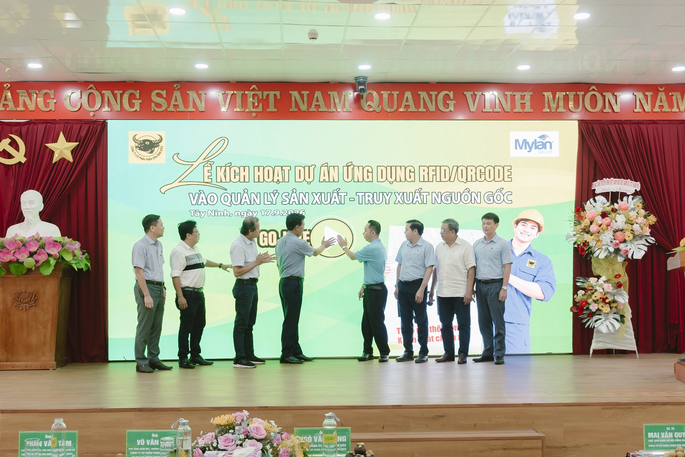 Từ bao phân bón đến nông dân: RFID và QR Code chống hàng giả