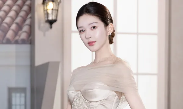 Triệu Lộ Tư vừa diễn vừa đạo diễn: cú liều đáng giá?