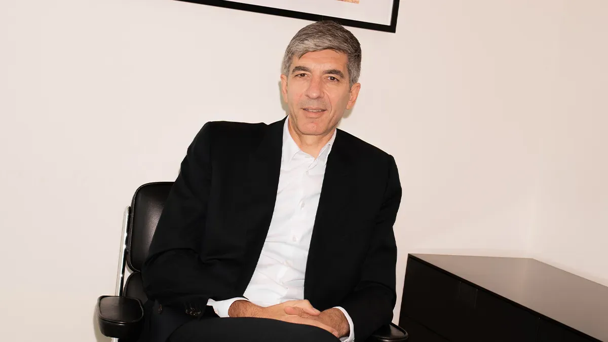 Burberry, McQueen, Aaron Esh Và A Letter: Những Làn Sóng Mới Trên Sàn Runway Xuân