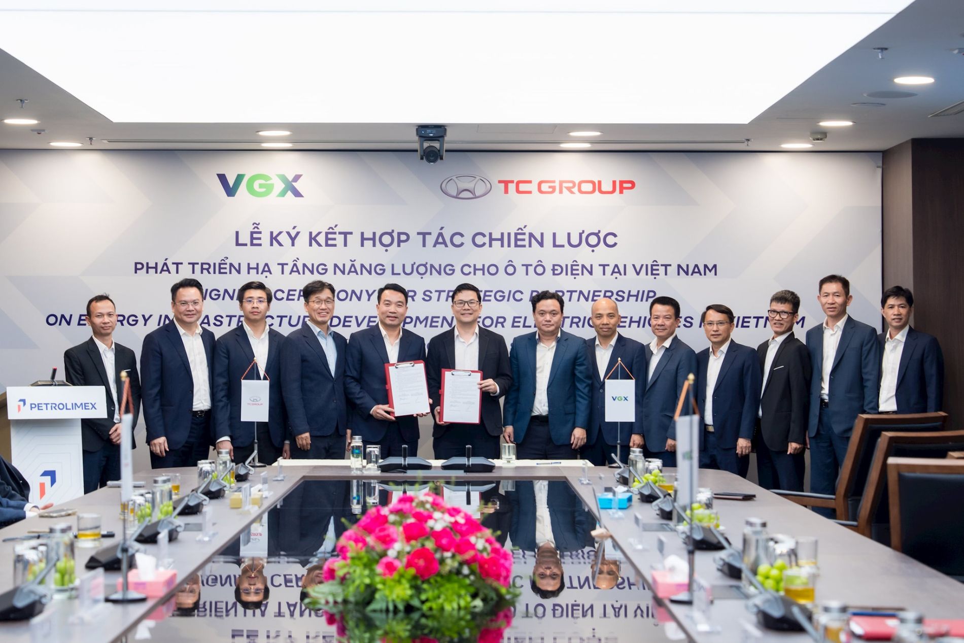 Thành Công và VGX bắt tay giải bài toán hạ tầng sạc xe điện