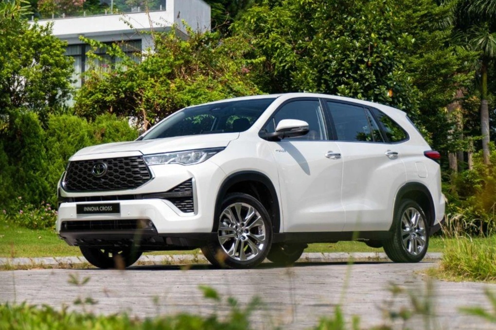 Toyota Innova Cross HEV giành lại ngôi vương hybrid