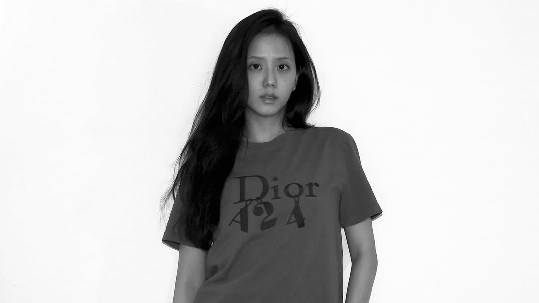 Áo phông Dior A24: từ graphic tee đến biểu tượng thời trang celebrity