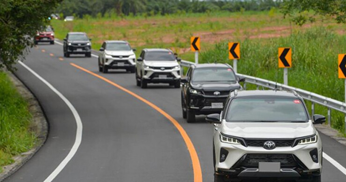Toyota Fortuner giá từ 1,055 tỷ: chọn phiên bản nào đáng tiền?