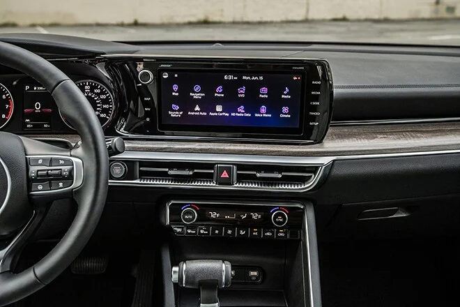 KIA K5 giá từ 769 triệu: đối trọng thực sự của Toyota Camry?