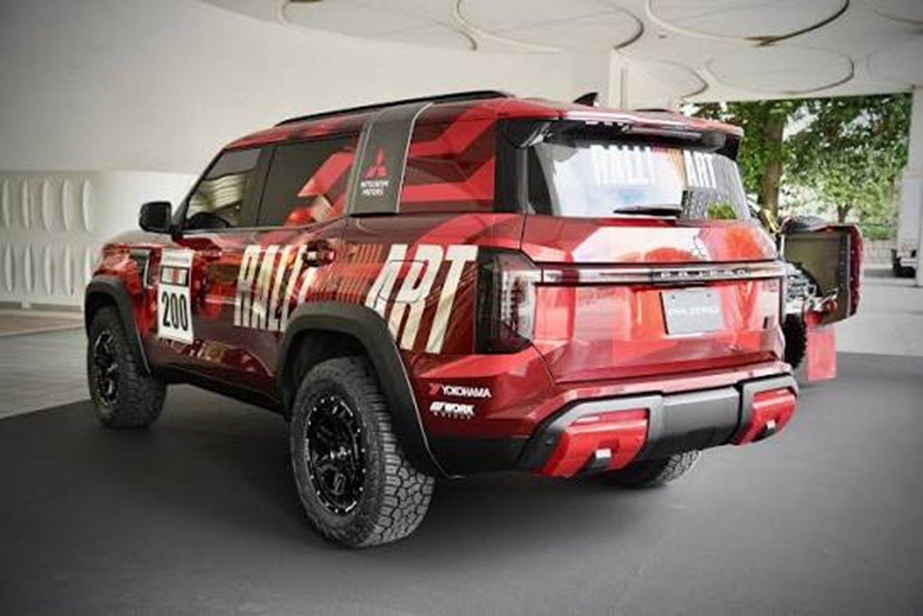 Pajero bỏ bánh dự phòng treo sau: đánh đổi gì để thực dụng hơn?