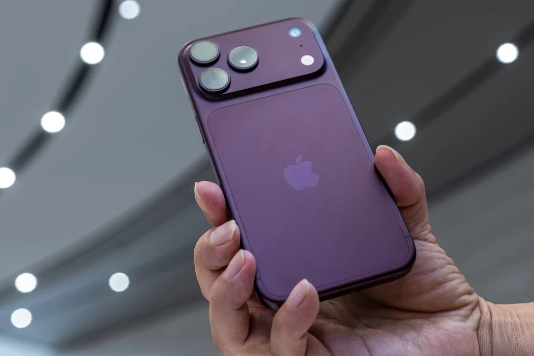 iPhone 18 Pro cháy hàng: Màu Burgundy nâng tầm sức hút