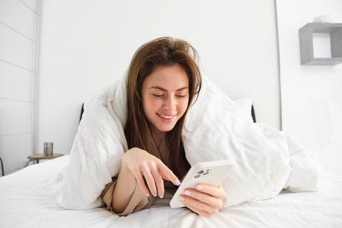 Thức dậy không cầm điện thoại: Cách khởi động ngày mới để ngủ đêm ngon hơn