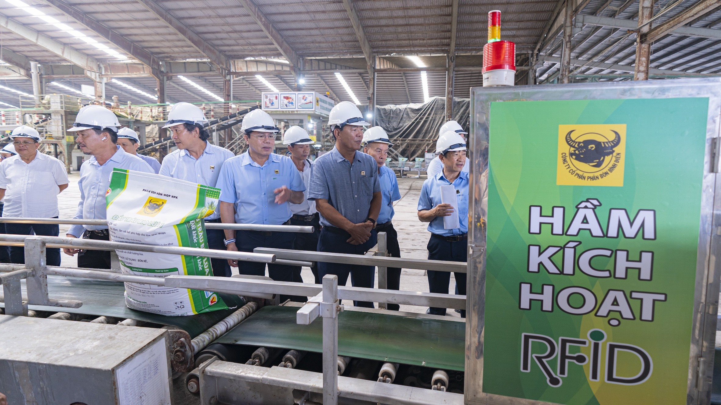 Từ bao phân bón đến nông dân: RFID và QR Code chống hàng giả