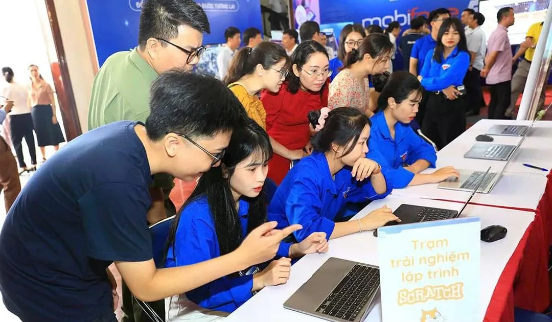 Thanh niên Điện Biên: ‘bình dân học vụ số’ thu hẹp khoảng cách công nghệ