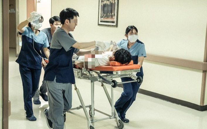 Uống trà thay nước lọc: Thói quen dễ gây suy thận cấp tính