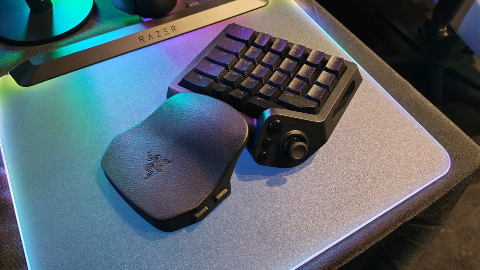 Razer Tartarus V2 Pro: Bàn phím gaming một tay cho game thủ ghét bàn phím?