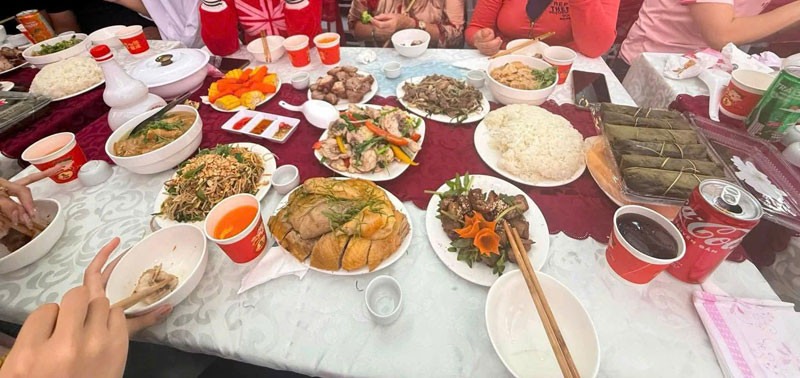 Từ 70 người nấu nướng đến 300 khách: tiệc cưới Việt là bản giao hưởng ẩm thực quy mô