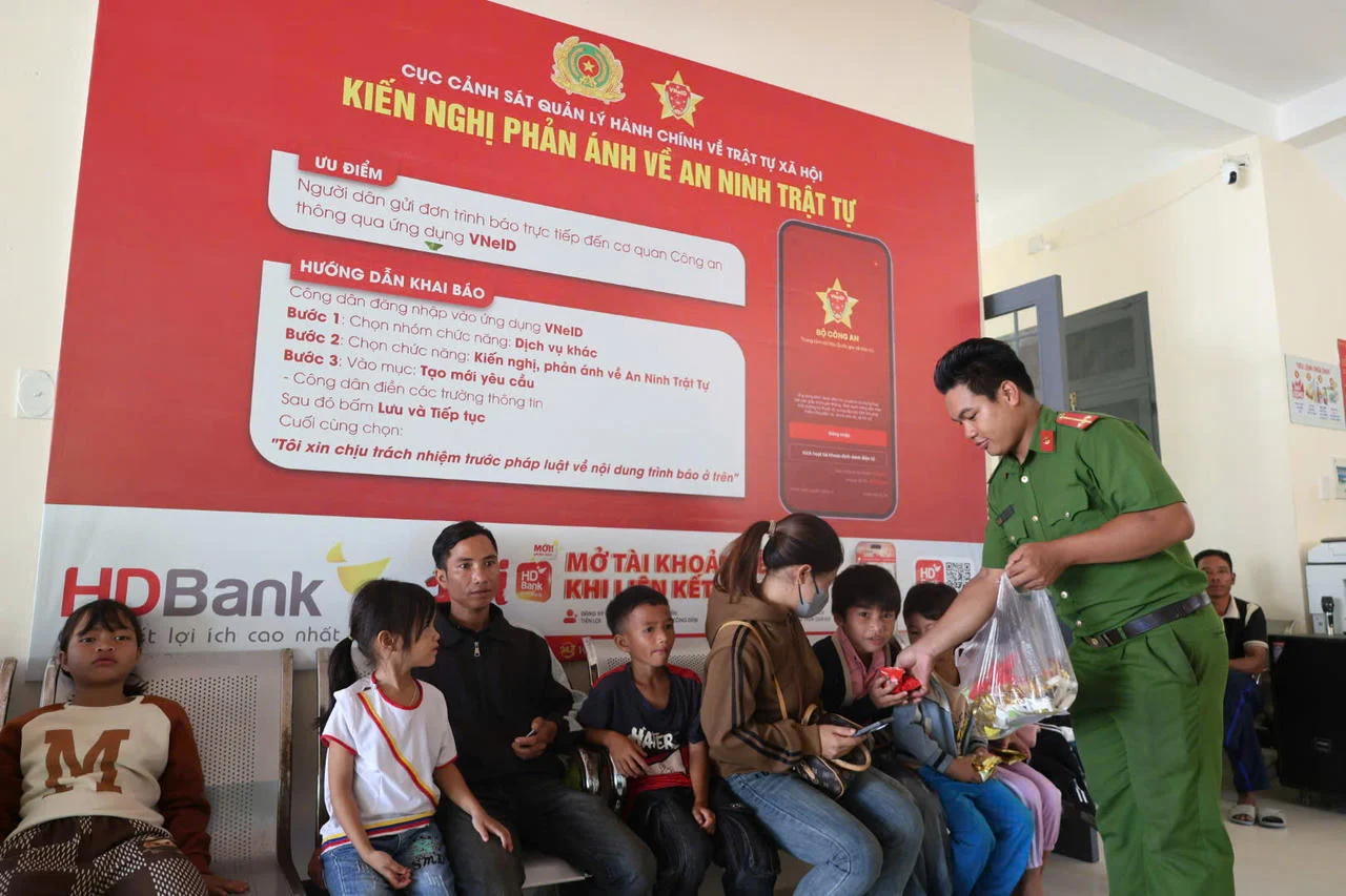 Phong trào bình dân học vụ số: từ chiếc điện thoại đến quyền tự chủ