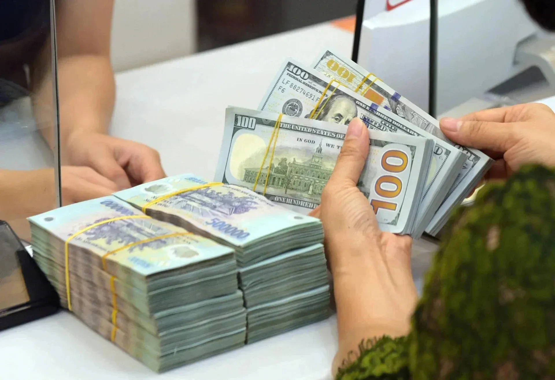 Fed tăng lãi suất: Áp lực nào đang chờ thị trường chứng khoán Việt Nam?