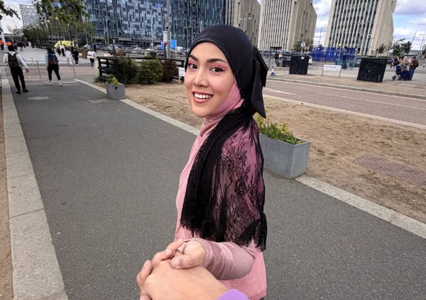 Meninggalkan Keluarga Demi Pentas Dunia: Harga Emosi Seorang Penyanyi