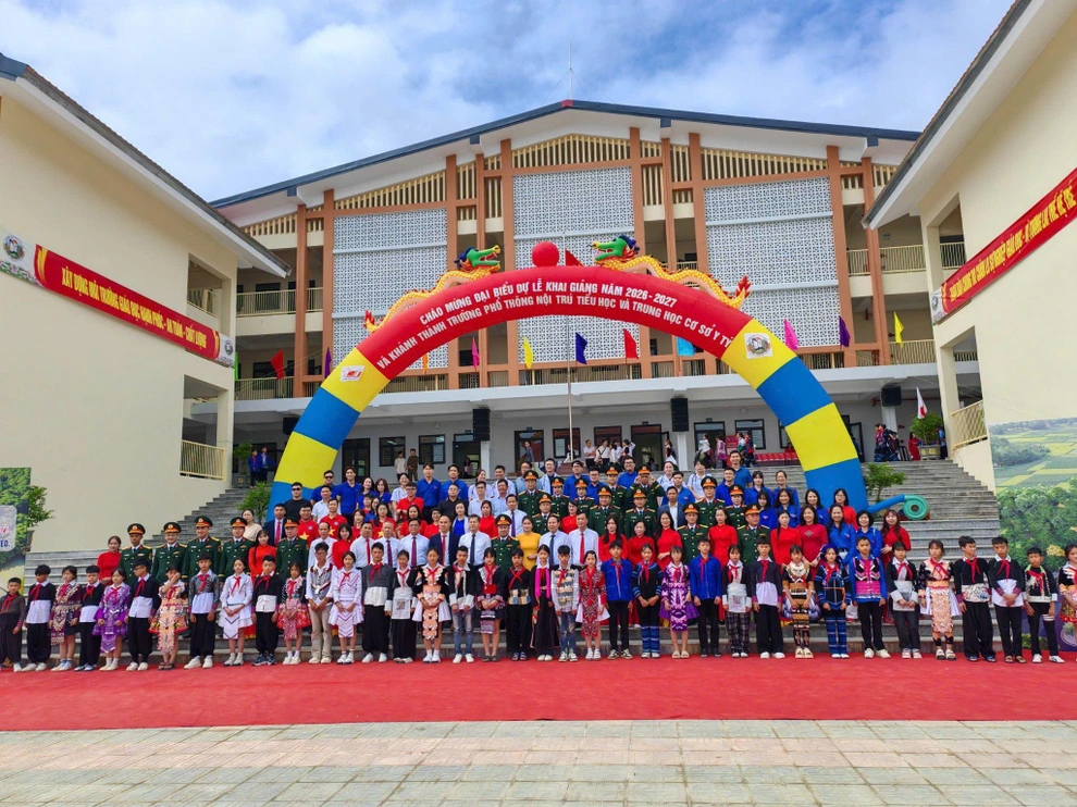 Vượt qua trở ngại địa lý và kinh tế để giữ chân học sinh vùng xa