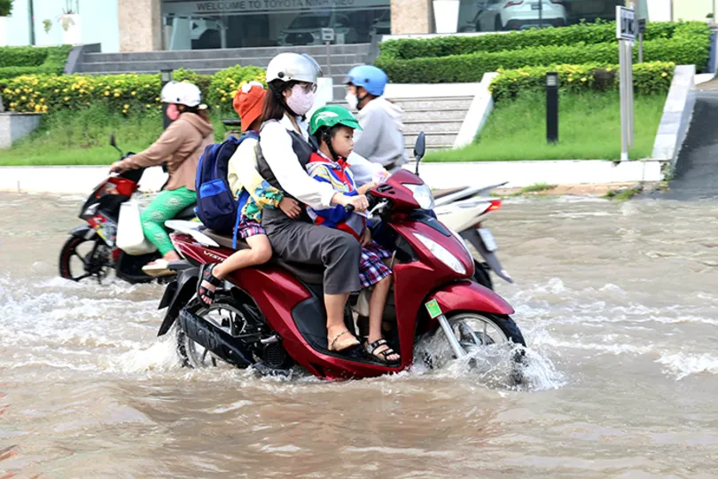 Khi triều cường tràn vào lớp học: Trường học đang ứng phó ra sao?