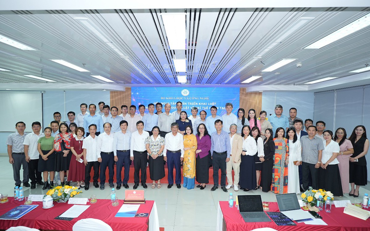 AI trong chính phủ: Công nghệ hỗ trợ, con người kiểm chứng