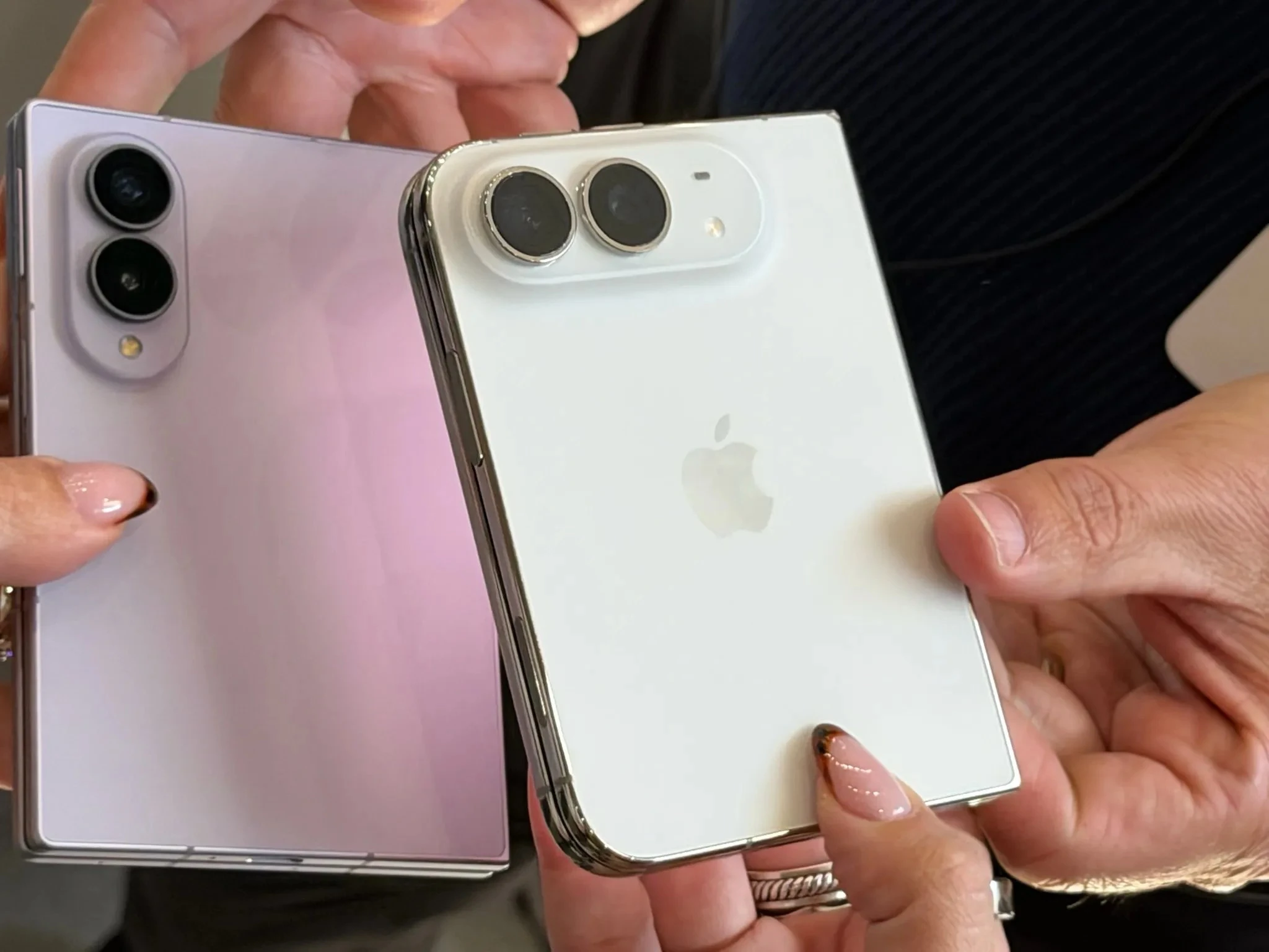 iPhone Duo đối đầu Galaxy Z Fold8 Ultra: nên chọn kiểu gập nào?