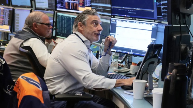 Dow Jones giảm mạnh nhất kể từ tháng 3: Cú siết từ trái phiếu, dầu và Fed