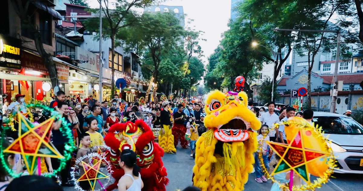 Lễ hội Trung thu tại Hà Nội: Cùng con làm tò he và đồ chơi dân gian