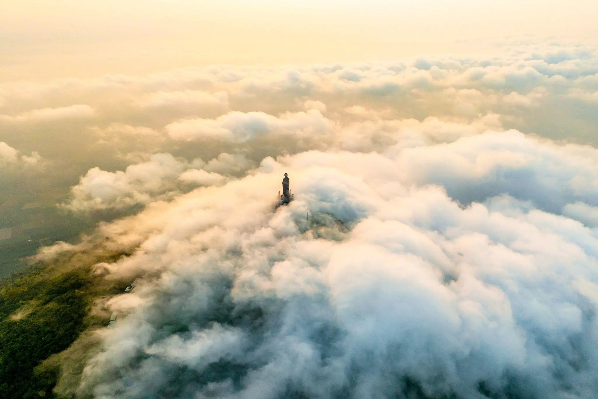 Núi Bà Đen dịp Trung thu: vé cáp treo giảm 40% có đáng đi?