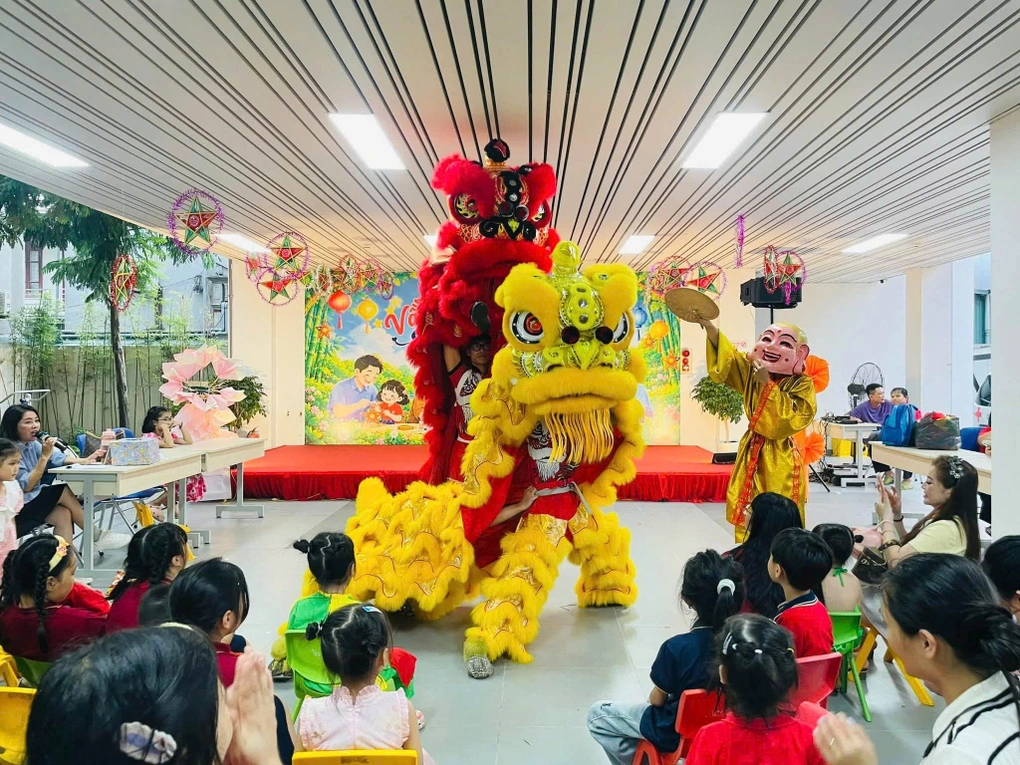Làm đèn lồng Trung thu cùng bà ngoại: Sợi dây kết nối thế hệ