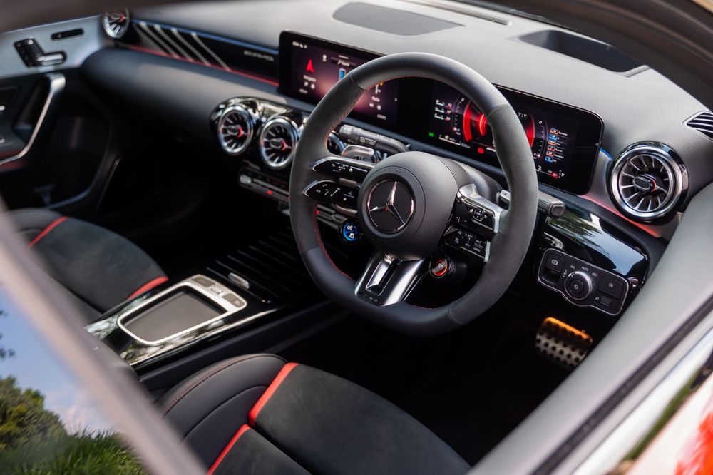 Mercedes-Benz CLA 200 AMG Line vs Mercedes-AMG A 45 S: Mana Satu Pilihan Mewah Berbaloi?
