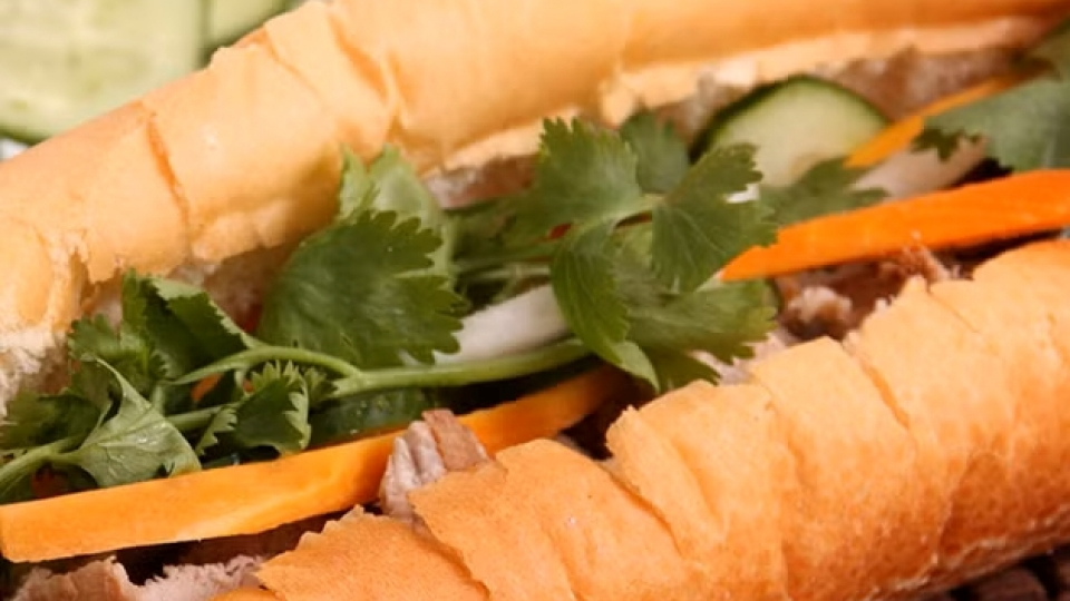 Bánh mì liên tiếp gây ngộ độc: khoảng tối an toàn thực phẩm vỉa hè