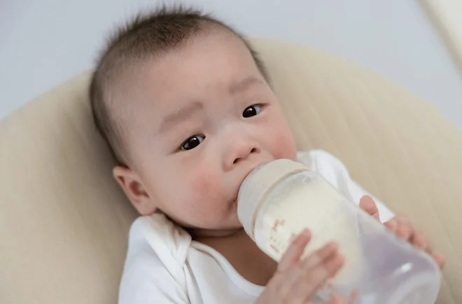 Khi nào bé 6-12 tháng cần thêm sữa công thức bổ sung?