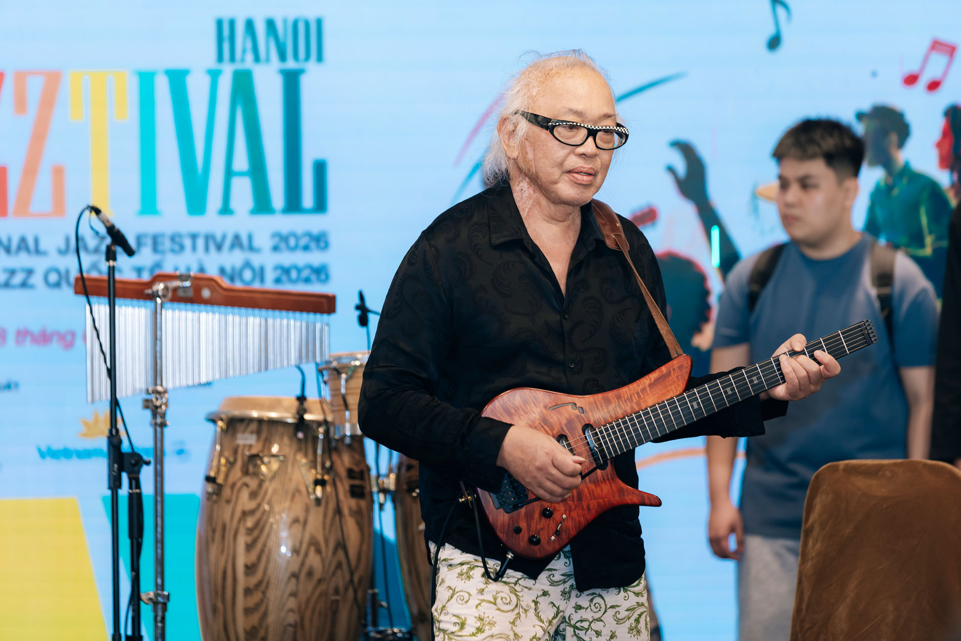 Nguyên Lê biến guitar điện thành đàn bầu: con đường jazz Việt ra thế giới