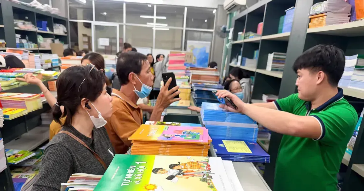 Thiếu sách giáo khoa: Phụ huynh và nhà trường xoay xở ra sao?